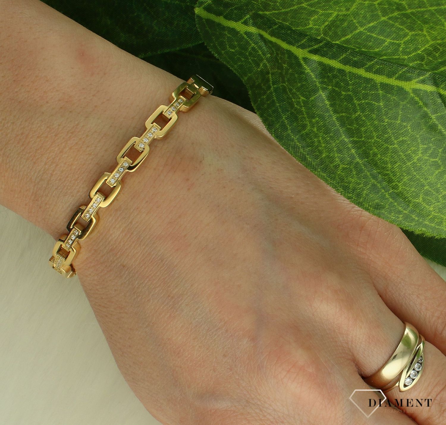 Bransoletka damska złota sztywna o formie łańcucha z cyrkoniami Nomination 029509 012 z kolekcji Pretty Bangles. Bransoletka wykonana z najwyższej jakości stali szlachetnej, pozłacanej metodą PVD.jpg